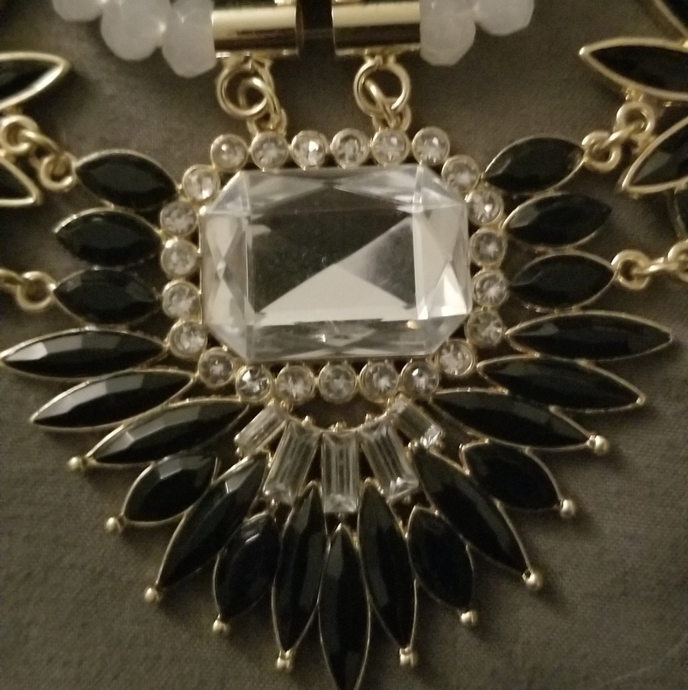 🆕️ NWOT Gold and Black Necklace